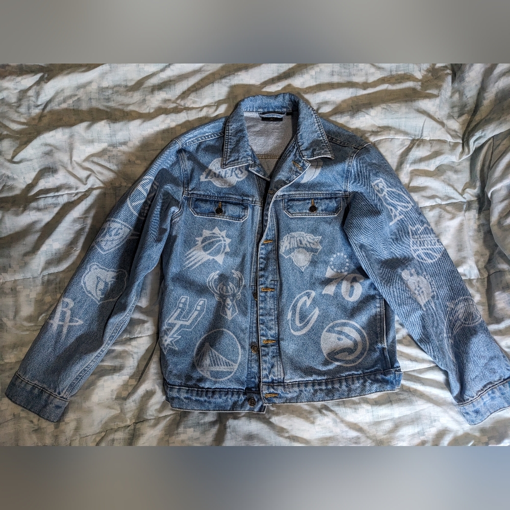DRAKE'SOCTOBERS VERY OWN OVO x NBA TEAM ICONS DENIM JACKET. MEDIUM